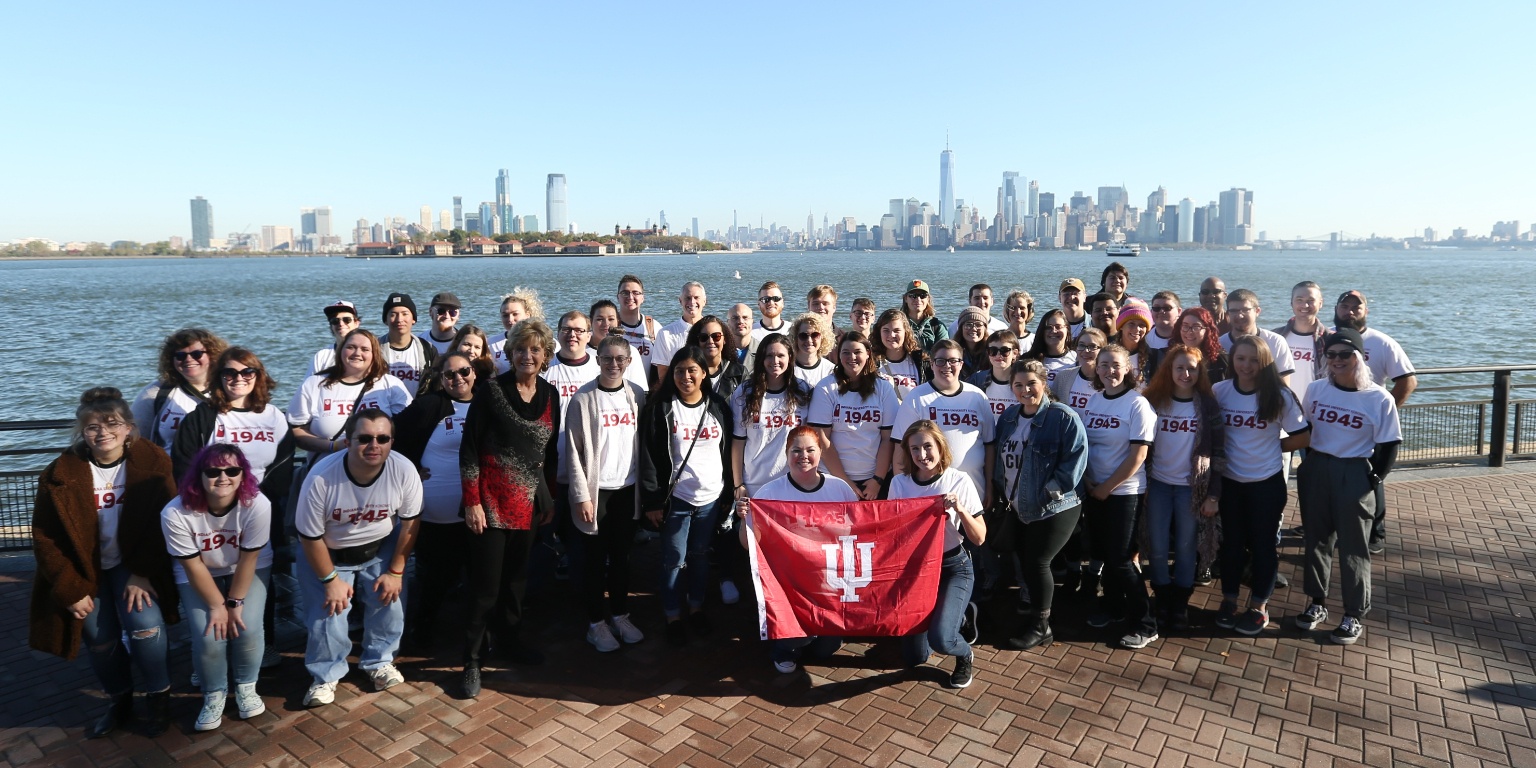 A large group of students and faculty on a KEY trip at the Chicago Pier.