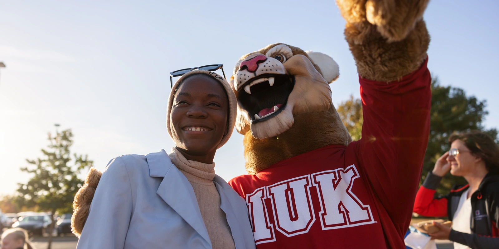 Student posing with Kingston the Mascot.